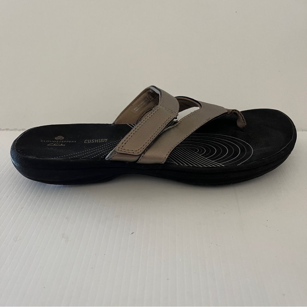 Clarks Cloudsteppers Metallic Taupe Adjustable Hook Flip Flop Sandals 7 - Picture 2 of 11